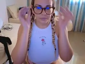 Cam4 Sex Chat of Yoli_Morena