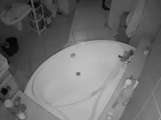 Camsoda Sex Cam of voyeurcam-julmodels-bath-1st-1
