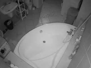 Camsoda Sex Cam of voyeurcam-julmodels-bath-1st-1