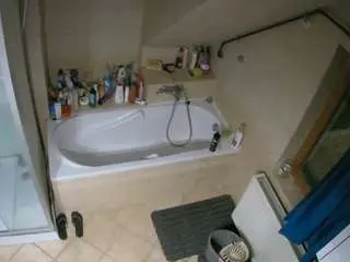 Camsoda Live Sex Cam of voyeurcam-julmodels-bath-2nd-1