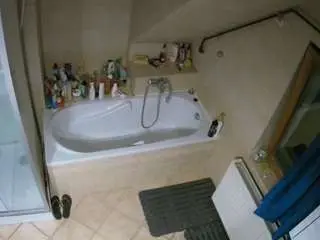 Camsoda Free Porn Cam of voyeurcam-julmodels-bath-2nd-1