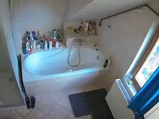 Camsoda Best Webcam of voyeurcam-julmodels-bath-2nd-1