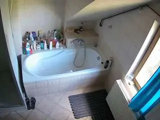 Camsoda Live Sex Cam of voyeurcam-julmodels-bath-2nd-1