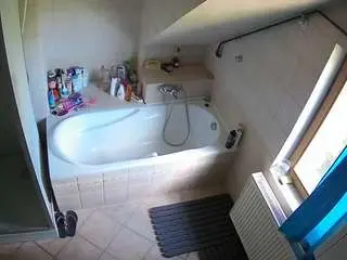 Camsoda Private Sex Chat of voyeurcam-julmodels-bath-2nd-1