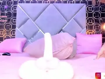 Chaturbate Live Sex Cam of miavelvett