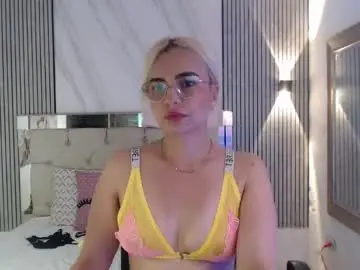 Chaturbate Live Sex Cam of julieta__fox_