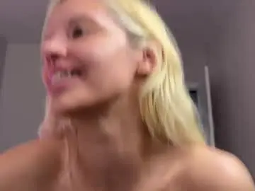 Chaturbate Live Sex Cam of lesi_moonie