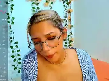 Chaturbate Live Sex Cam of petite_blossom4