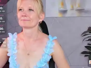 Chaturbate Live Sex Cam of julie_lucasss