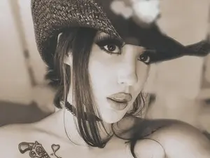 Myfreecams Nude Webcam of EMMEL1NE