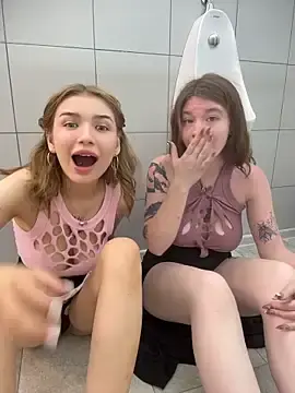 Stripchat Live Sex Cam of FlashTitsRoyal