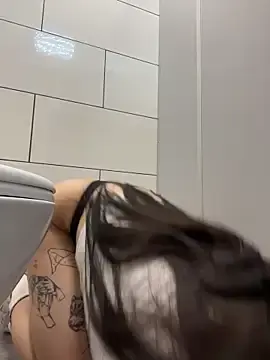Stripchat Sex Cam of Holly_Play