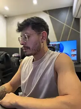 Stripchat Free Porn Cam of andrewlopezz