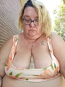 Stripchat Nude Webcam of diosacurvy1984