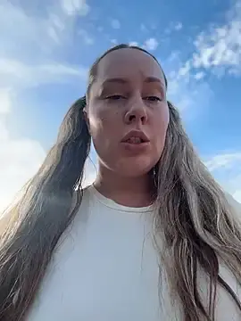 Stripchat Sex Cam of Mona_Plus