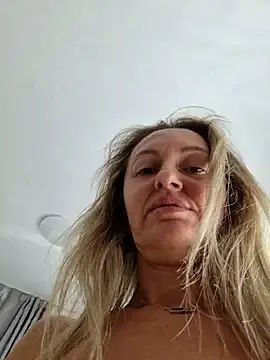 Stripchat Free Porn Cam of Miss____Mia_
