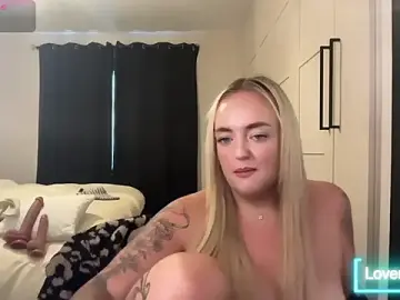 Stripchat Live Sex Cam of CurvyWetWife