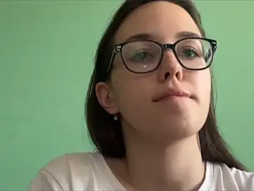 Stripchat Live Sex Cam of shylilyshyyy