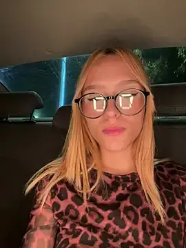 Stripchat Live Sex Cam of Lucy_lu01