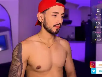 Stripchat Sex Cam of AxelKing1326