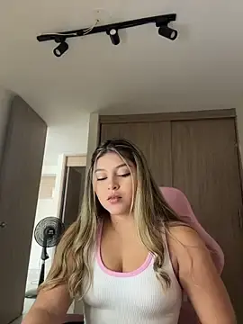 Stripchat Live Sex Cam of lunablossom_