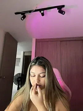 Stripchat Watch Live Sex Cams of lunablossom_