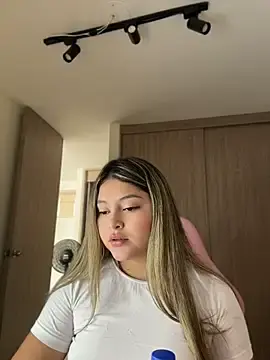 Stripchat Live Sex Cam of lunablossom_