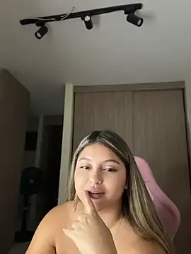 Stripchat Free Porn Cam of lunablossom_