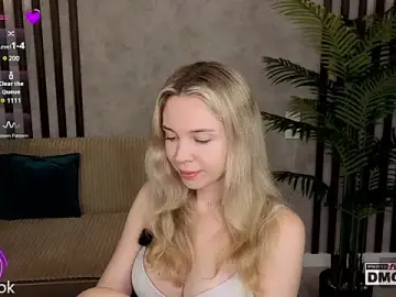 Stripchat Live Sex Cam of Holl1Would