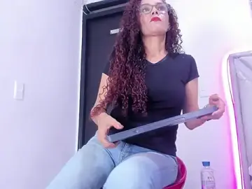 Stripchat Sex Cam of kataleya_saenz1