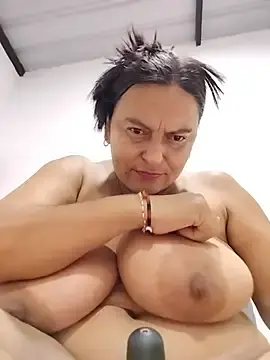 Stripchat Free Porn Cam of Horny-Mommy-Dirty