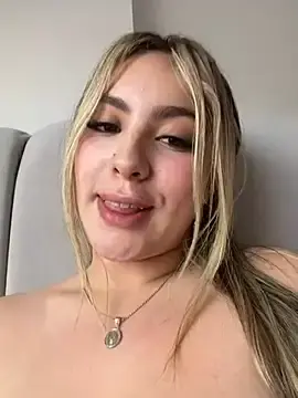 Stripchat Sex Cam of Cloee_Rainbow1