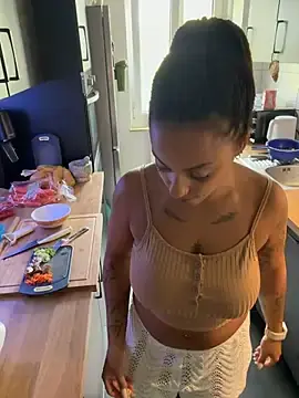 Stripchat Sex Cam of SweetPetiteNoir