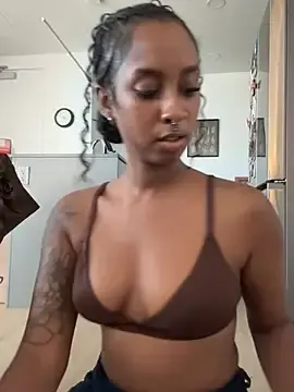 Stripchat Free Porn Cam of Your_Paris
