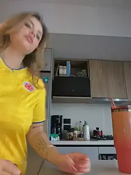 Stripchat Free Porn Cam of Alirawrz
