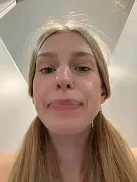 Stripchat Adult Webcams of kira_mia