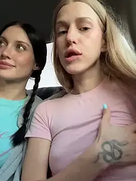 Stripchat Free Live Porn of kira_mia