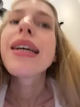 Stripchat Live Porn of kira_mia