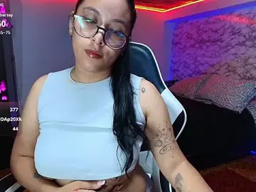 Stripchat Live Sex Cam of Camila_IRoose