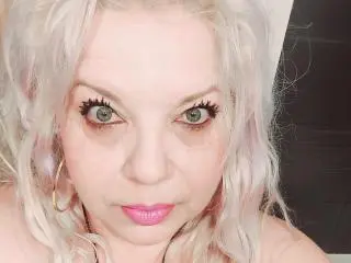 Xlovecam Free Porn Cam of SoniaHotMilf